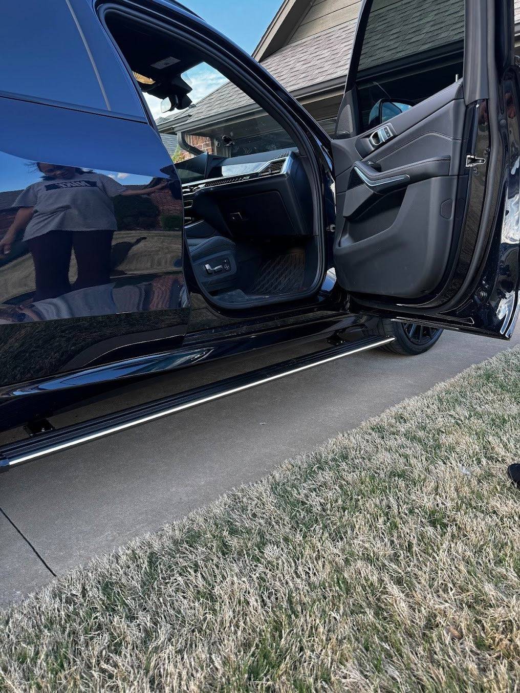 AutoTech Trends Running boards and steps for Range Rover HSE 2017-2023 - The best-selling, Sleek and Retractable steps on the market for Luxury SUV’s & XUVs that are durable, reliable, electric, retractable, and lit with LEDs. Introducing the E-LUME Series 1 – the first bolt-on retractable Automatic Running Boards designed specifically for Range Rover HSE 2017-2023. Experience the convenience and style with AutoTech Trends today!