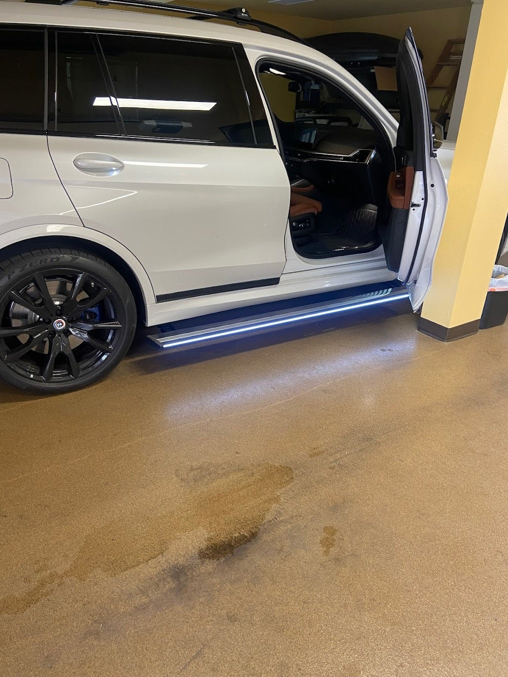 AutoTech Trends Running boards and steps for Range Rover Sport 2018-2021 - The best-selling, Sleek and Retractable steps on the market for Luxury SUV’s & XUVs that are durable, reliable, electric, retractable, and lit with LEDs. Introducing the E-LUME Series 1 – the first bolt-on retractable Automatic Running Boards designed specifically for Range Rover Sport 2018-2021. Experience the convenience and style with AutoTech Trends today!